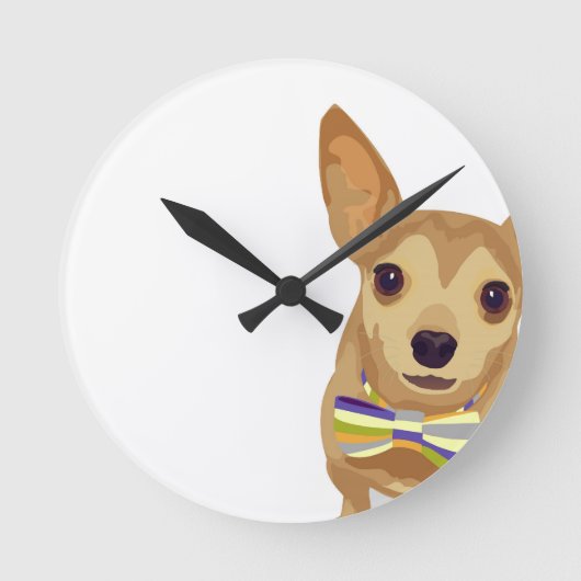 Chihuahua in einem Bowtie auf weißem Hintergrund Runde Wanduhr (Vorderseite)