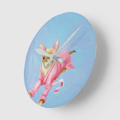 Chihuahua in einer Bathrobe-Hundehalde-Uhr Runde Wanduhr (Winkel)