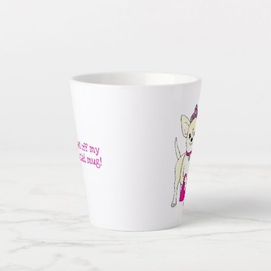 Chihuahua in einer latten Tiara-Tasse Milchtasse (Vorderseite)