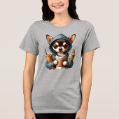 Chihuahua in Hooded Sweatshirt Holding Coffee Tri-Blend Shirt (Vorderseite)