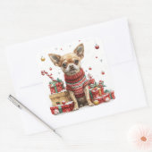 Chihuahua in Sweater mit Geschenkboxen Quadratischer Aufkleber (Umschlag)