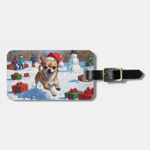 Chihuahua läuft im Schnee mit Weihnachtsmütze Gepäckanhänger