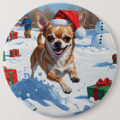 Chihuahua läuft in Schnee mit Weihnachtshut Button (Vorderseite)