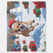 Chihuahua läuft in Schnee mit Weihnachtshut Fleecedecke (Vorderseite)