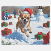 Chihuahua läuft in Schnee mit Weihnachtshut Fleecedecke (Vorderseite (Horizontal))