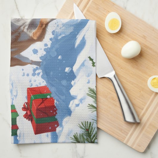 Chihuahua läuft in Schnee mit Weihnachtshut Geschirrtuch (Viertel Falte)