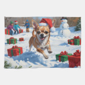 Chihuahua läuft in Schnee mit Weihnachtshut Geschirrtuch (Horizontal)