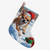Chihuahua läuft in Schnee mit Weihnachtshut Großer Weihnachtsstrumpf (Vorderansicht (hängend))