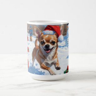 Chihuahua läuft in Schnee mit Weihnachtshut Kaffeetasse