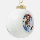 Chihuahua läuft in Schnee mit Weihnachtshut Keramik Kugel-Ornament (Links)
