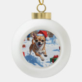 Chihuahua läuft in Schnee mit Weihnachtshut Keramik Kugel-Ornament (Vorderseite)