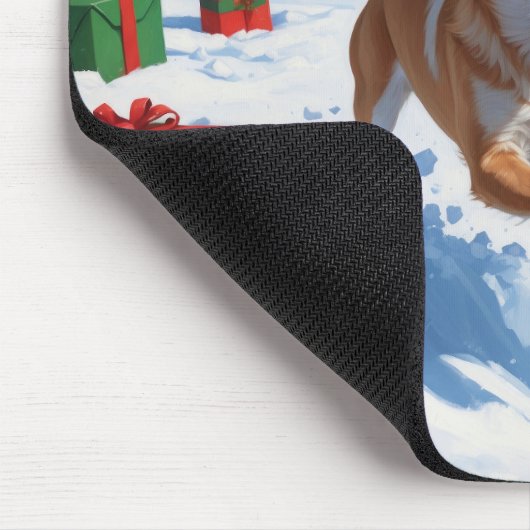 Chihuahua läuft in Schnee mit Weihnachtshut Mousepad (Ecke)