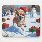 Chihuahua läuft in Schnee mit Weihnachtshut Mousepad (Vorne)