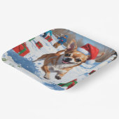 Chihuahua läuft in Schnee mit Weihnachtshut Pappteller (Gewinkelt)