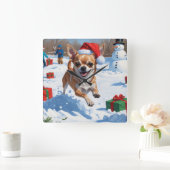 Chihuahua läuft in Schnee mit Weihnachtshut Quadratische Wanduhr (Zuhause)