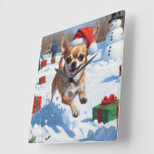 Chihuahua läuft in Schnee mit Weihnachtshut Quadratische Wanduhr (Winkel)