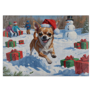 Chihuahua läuft in Schnee mit Weihnachtshut Schneidebrett