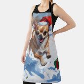 Chihuahua läuft in Schnee mit Weihnachtshut Schürze (InSitu)