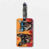 Chihuahua mit herzhaften Rose Valentinstag Gepäckanhänger (Rückseite vertikal)