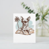 Chihuahua mit Sonnenbrille am Strand Postkarte (Stehend Vorderseite)