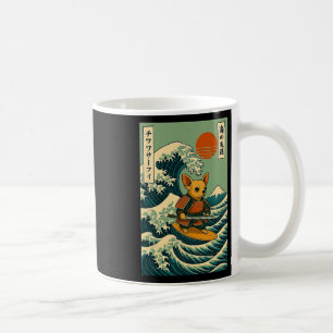 Chihuahua-Samurai surft auf japanischer Welle mit  Kaffeetasse