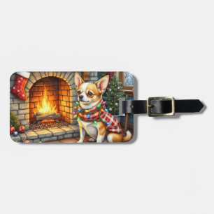 Chihuahua sitzt vor dem Kamin mit Weihnachtslichte Gepäckanhänger