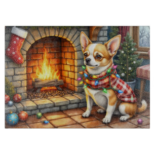 Chihuahua sitzt vor dem Kamin mit Weihnachtslichte Schneidebrett