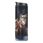 Chihuahua Snowy Sleigh Weihnachtsdekor Thermosbecher (Nach rechts gedreht)