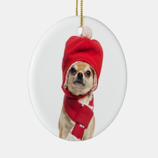 Chihuahua-tragender Weihnachtshut und -schal Keramikornament (Rechts)