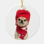Chihuahua-tragender Weihnachtshut und -schal Keramikornament (Vorne)