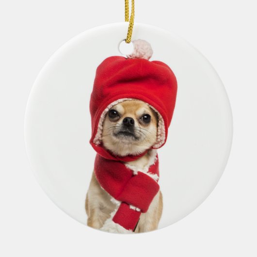 Chihuahua-tragender Weihnachtshut und -schal Keramikornament (Vorne)