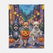 Chihuahua Trick-or-Treating in Halloween-Kostümen Fleecedecke (Vorderseite)