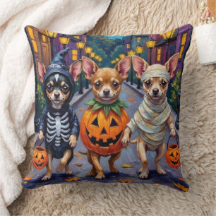 Chihuahua Trick-or-Treating in Halloween-Kostümen Kissen