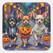 Chihuahua Trick-or-Treating in Halloween-Kostümen Quadratischer Aufkleber (Vorderseite)