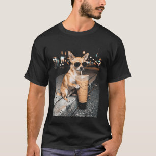 Chihuahua trinkt eisgekühlten Kaffee Lustiges Tier T-Shirt