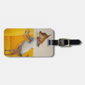 Chihuahua Welpe auf dem gelben Sofa Gepäckanhänger (Vorderseite horizontal)