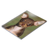 Chihuahua-Welpe, der Kamera betrachtet Notizblock (Linke Seite)