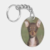 Chihuahua-Welpe, der Kamera betrachtet Schlüsselanhänger (Vorderseite links)