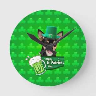 Chihuahua Welpe Dog St. Patrick's Day Green Clover Runde Wanduhr
