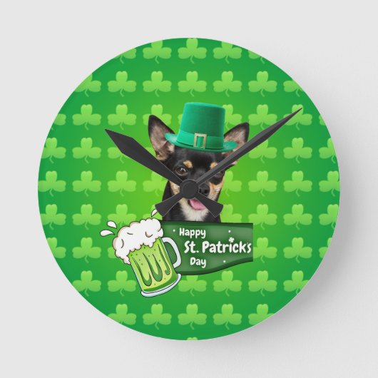 Chihuahua Welpe Dog St. Patrick's Day Green Clover Runde Wanduhr (Vorderseite)