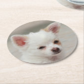 Chihuahua Welpe im Garten Runder Pappuntersetzer (Angewinkelt)