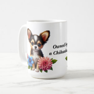 Chihuahua-Welpe mit dekorativen Blumen Kaffeetasse