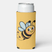 Child-Friendly Bee Mascot with Dotted Trail Selters Dosenkühler (Seltzer Vorderseite)