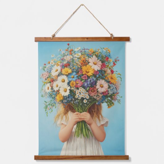Child Holding a Lush Wildblume Bouquet Wandteppich Mit Holzrahmen (Vorderseite)