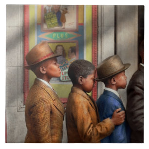 Children - In line to see a Motorrad 1941 Fliese