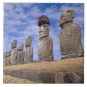 Chile, Osterinsel. Das 15 Moais bei Ahu Fliese (Vorderseite)