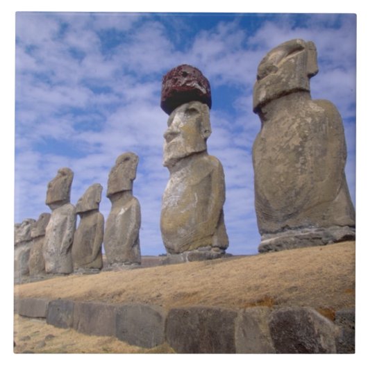 Chile, Osterinsel. Das 15 Moais bei Ahu Fliese (Vorderseite)