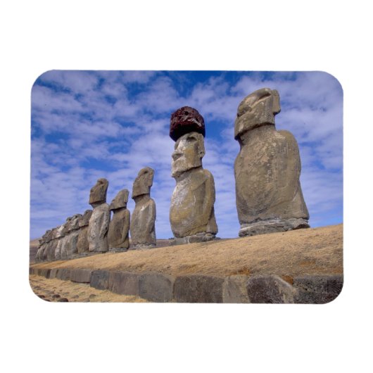 Chile, Osterinsel. Die 15 Moais bei Ahu Magnet (Horizontal)
