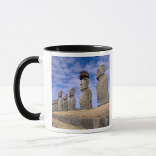 Chile, Osterinsel. Die 15 Moais bei Ahu Tasse