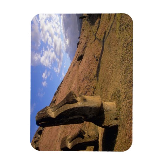 Chile, Osterinsel. Hillside mit Moai Magnet (Vertikal)
